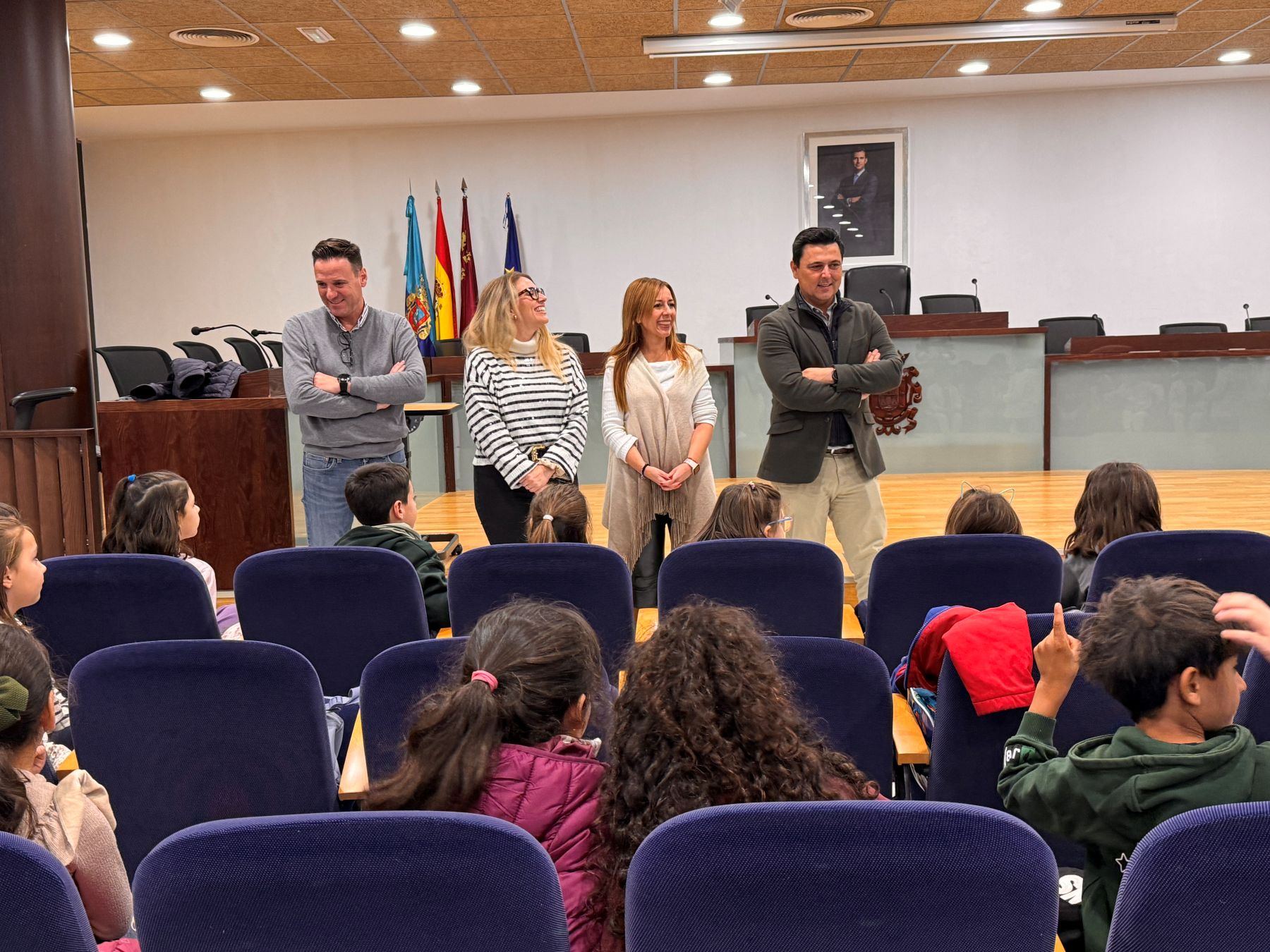 El alcalde recibe a los alumnos de 2º de Primaria de El Recuerdo, en el salón de plenos del Ayuntamiento